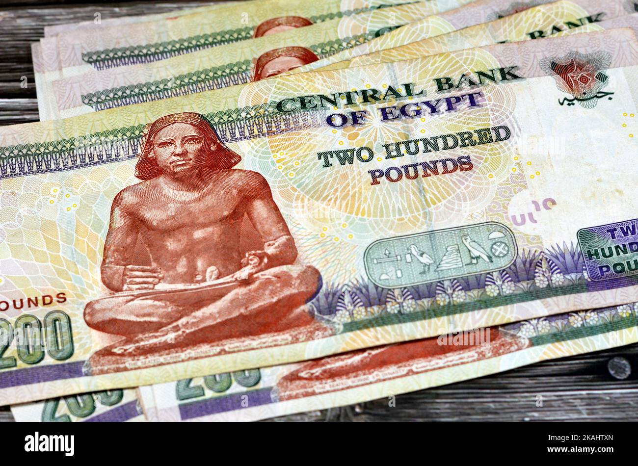 Stapel der Rückseite der 200 LE zweihundert ägyptischen Pfund Banknote zeigt den alten sitzenden Schreiber, selektive Fokus der ägyptischen Geldrechnung durch ce Stockfoto