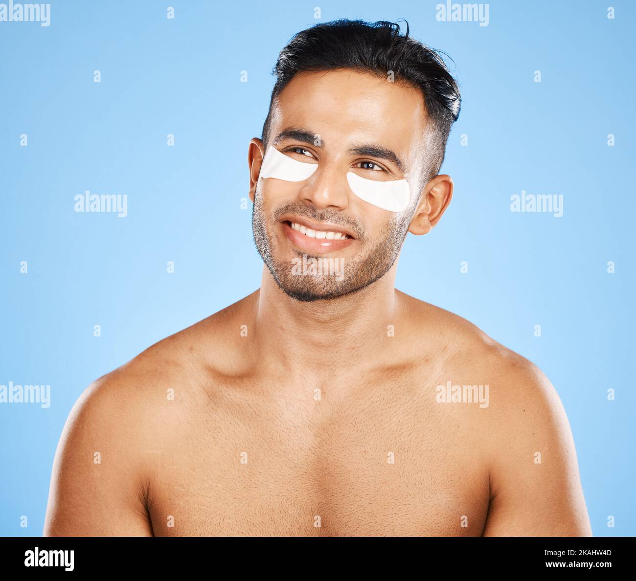 Hautpflege, Augenflecken und Männerschönheit, Dermatologie und Körperkosmetik von Wellness, Gesichtsbehandlung oder Collagen Augenpflege-Maske auf Studio-blauem Hintergrund Stockfoto