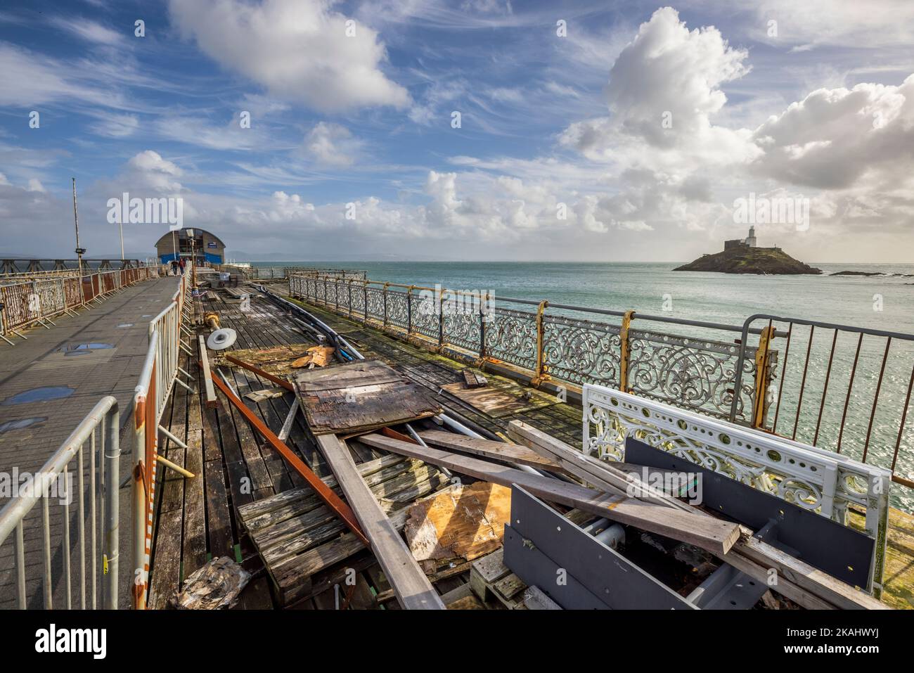Der verfallende Mumbles Pier im Jahr 2022, Gower Peninsular, Wales Stockfoto