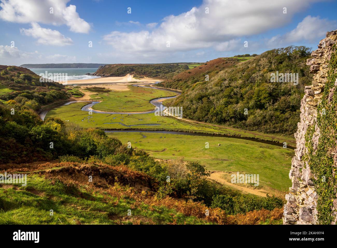 Three Cliffs Bay von Pennard Castle, Gower Peninsula, Wales Stockfoto
