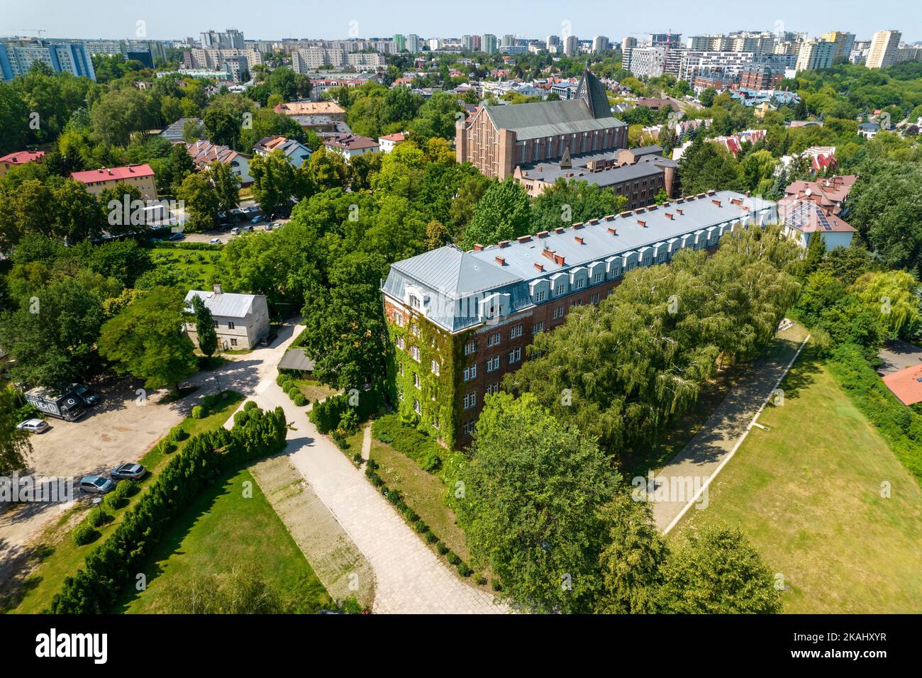 Blick aus der Vogelperspektive auf das Alzheimer-Zentrum in Warschau mit Blick auf die grünen Dachgärten und die umliegenden Wohngebiete an einem sonnigen Tag Stockfoto