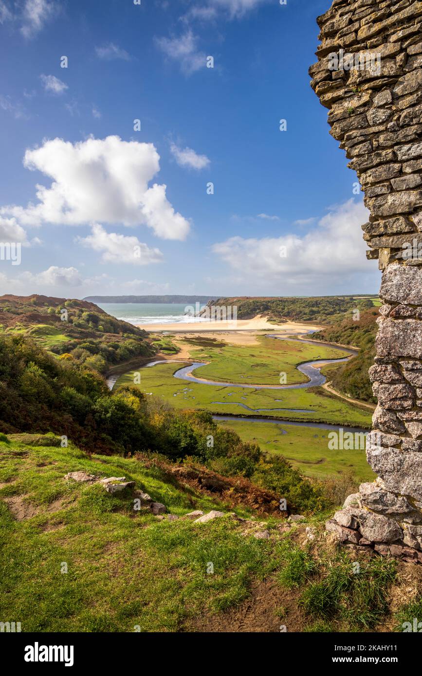 Die Ruinen von Pennard Castle mit Blick auf Three Cliffs Bay, Gower Peninsula, Wales Stockfoto