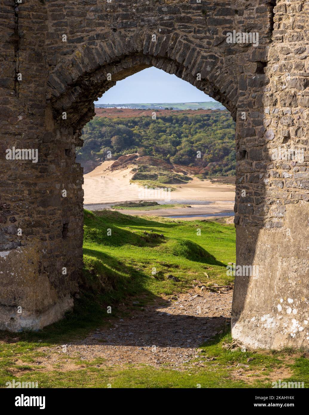 Durch den Eingang von Pennard Castle zur Three Cliffs Bay, Gower Peninsula, Wales Stockfoto