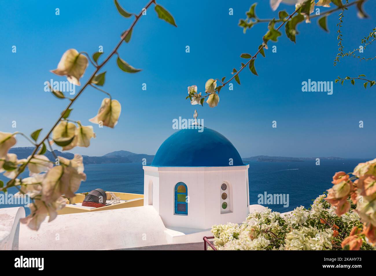 Entspannende und romantische Aussicht mit weißer Architektur in Santorini Griechenland, Blick auf Caldera über blaues Meer und Vulkaninsel. Sommerlandschaft für Reisen Stockfoto