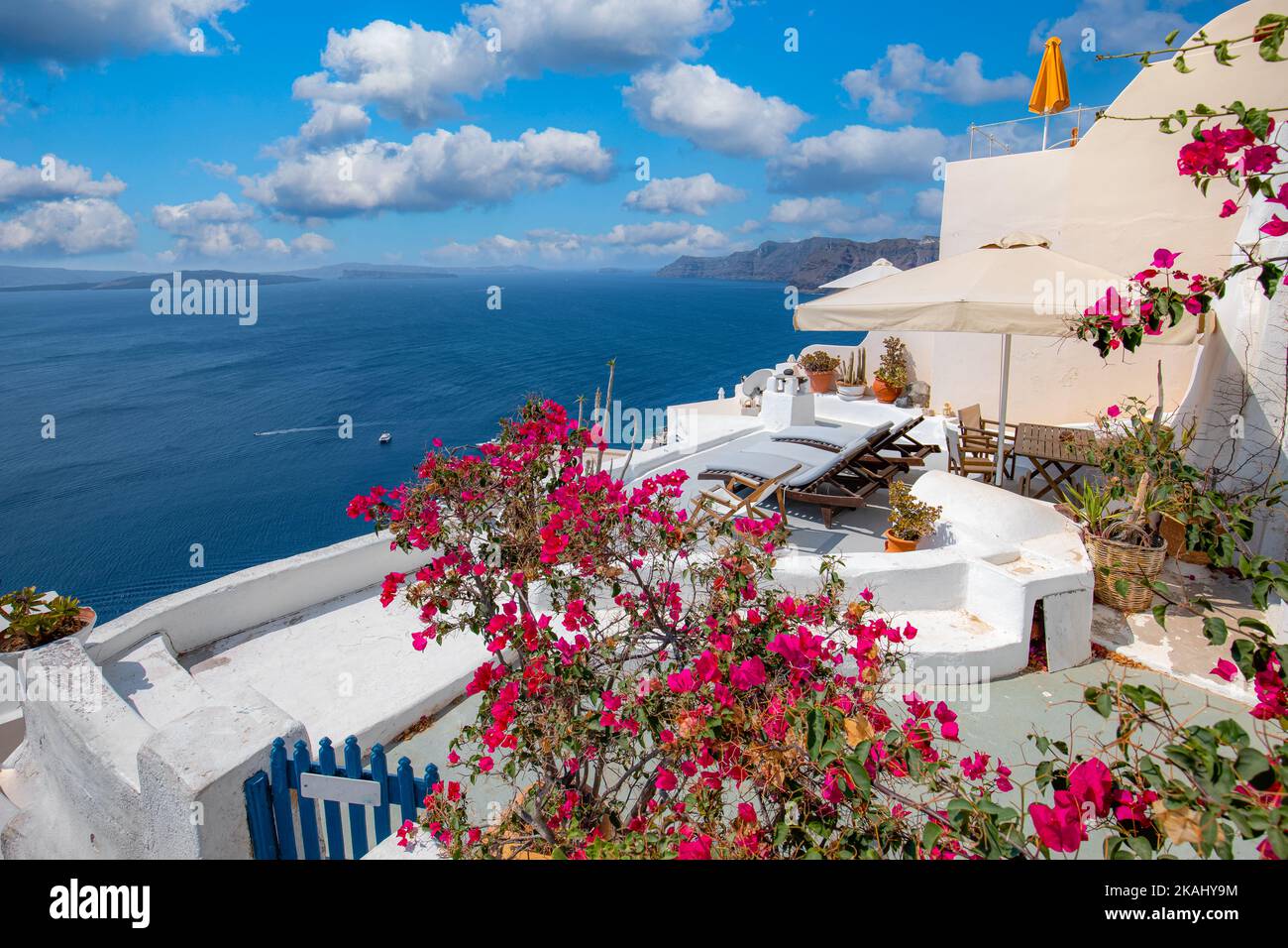 Entspannende und romantische Aussicht mit weißer Architektur in Santorini Griechenland, Blick auf Caldera über blaues Meer und Vulkaninsel. Sommerlandschaft für Reisen Stockfoto