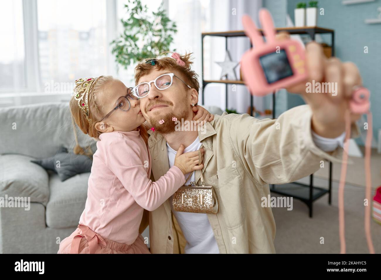 Fröhlicher Vater und Tochter machen lustige Selfie Stockfoto