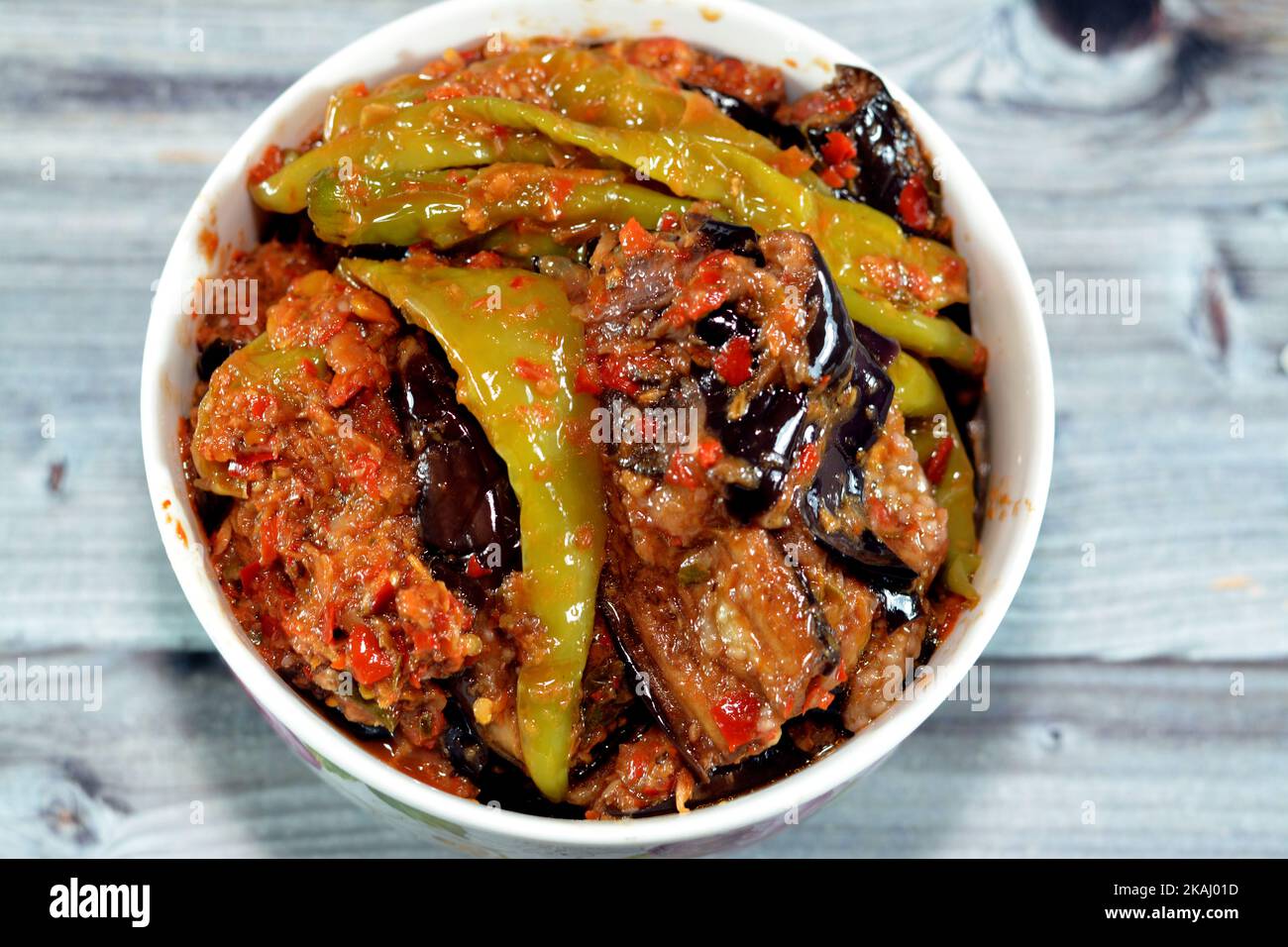 Eingelegter gebratener Aubergine und grüner Paprika, gefüllt mit ...