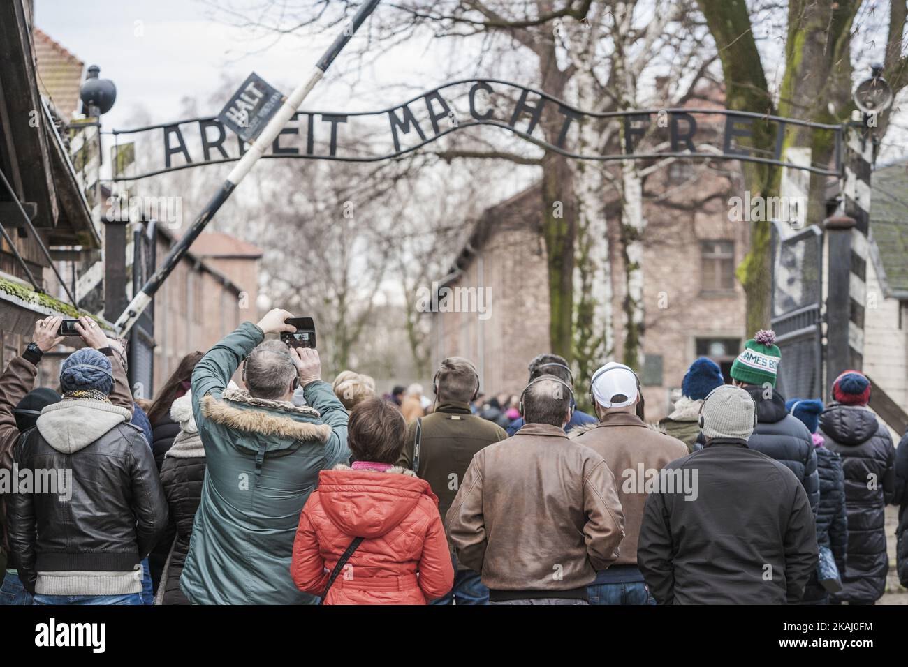 Die Besucher fotografieren am Eingang des Lagers Auschwitz mit den berühmten Worten "Arbeit macht frei", "Arbeit macht frei", während der Feierlichkeiten zum 71.. Jahrestag der Befreiung von Auschwitz im Dorf Oswiecim, Polen, am 27. Januar 2016. (Foto von Celestino Arce/NurPhoto) Stockfoto