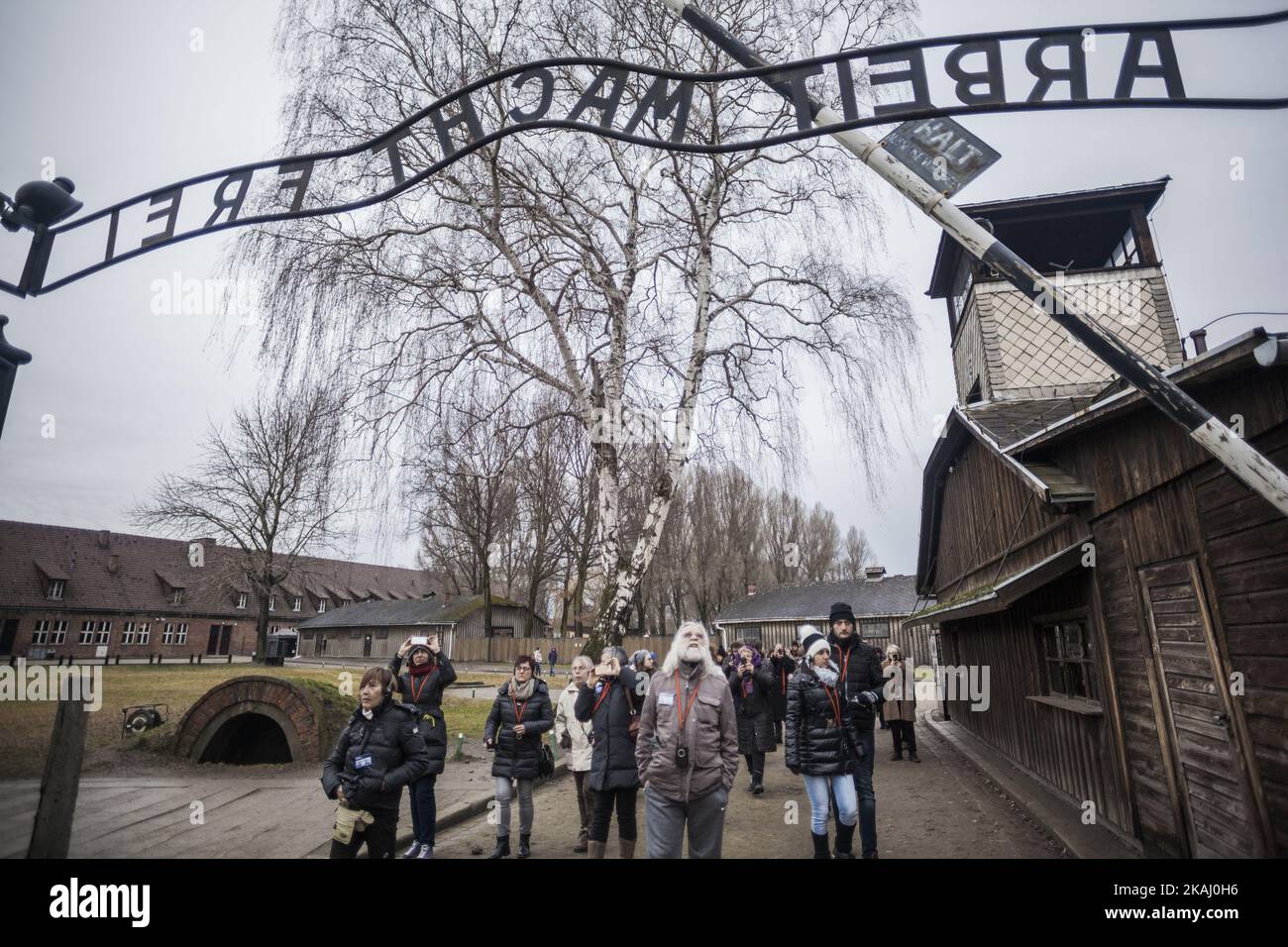 Die Besucher passieren den berühmten Eingang des Lagers Auschwitz mit den Worten "Arbeit macht frei", "Arbeit macht frei", während der Feierlichkeiten zum 71.. Jahrestag der Befreiung von Auschwitz im Dorf Oswiecim, Polen, am 27. Januar 2016. (Foto von Celestino Arce/NurPhoto) Stockfoto