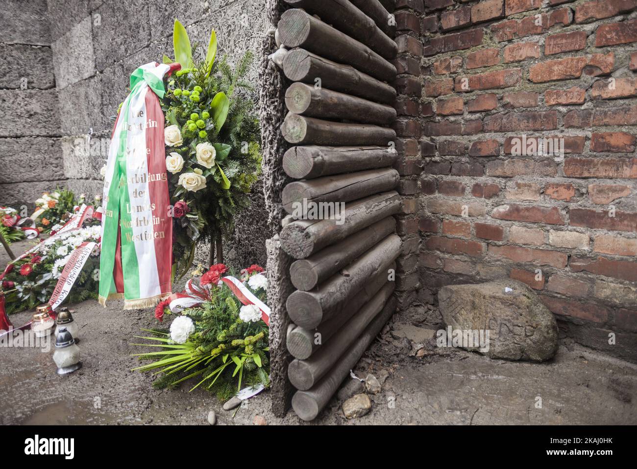 Rechts ein Stein mit den geschnitzten Worten „nie wieder“, der in der blumigen Todesmauer neben dem 11. Block im Konzentrationslager Auschwitz während der Feierlichkeiten zum 71.. Jahrestag der Befreiung von Auschwitz im Dorf Oswiecim, Polen, am 27. Januar 2016 lag. (Foto von Celestino Arce/NurPhoto) Stockfoto