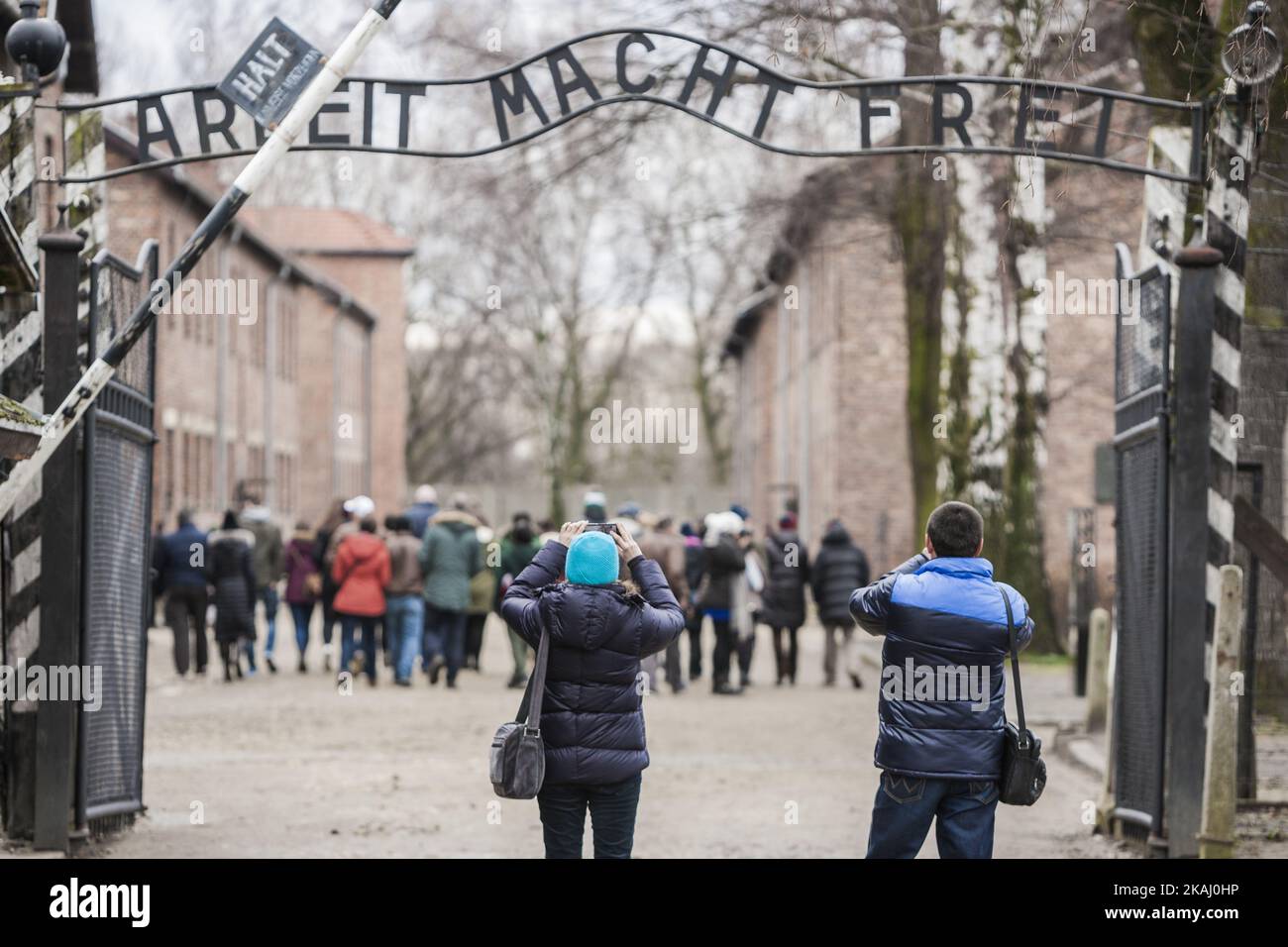 Die Besucher fotografieren am Eingang des Lagers Auschwitz mit den berühmten Worten "Arbeit macht frei", "Arbeit macht frei", während der Feierlichkeiten zum 71.. Jahrestag der Befreiung von Auschwitz im Dorf Oswiecim, Polen, am 27. Januar 2016. (Foto von Celestino Arce/NurPhoto) Stockfoto