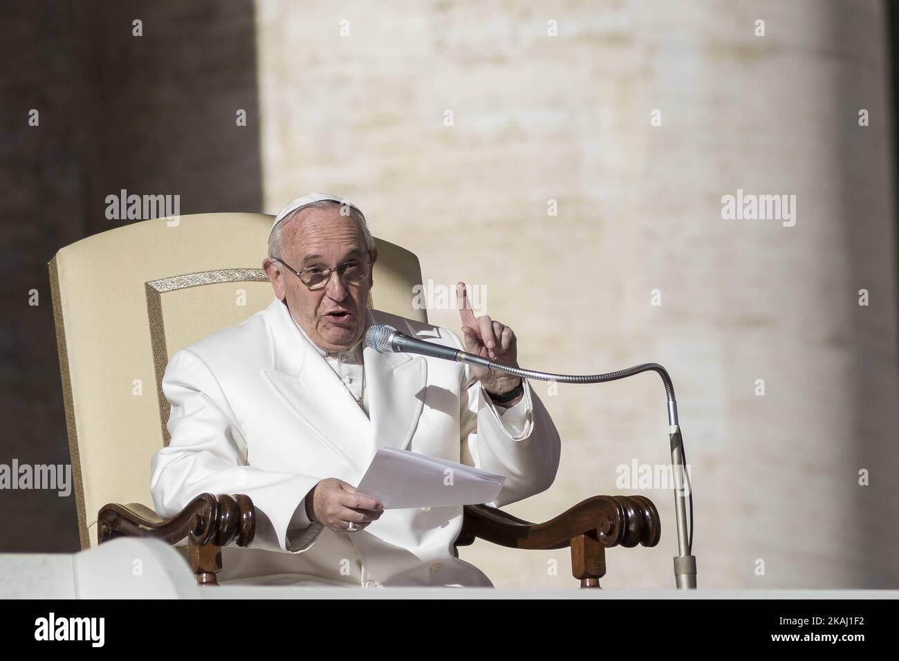 Papst Franziskus spricht im Rahmen seiner wöchentlichen Generalaudienz am 10. Februar 2016 auf dem Petersplatz in der Vatikanstadt. Papst Franziskus bat um Gebete für seine bevorstehende Begegnung mit seinem lieben Bruder, dem Patriarchen Kirill von Moskau, dem Leiter der russisch-orthodoxen Kirche. Stockfoto