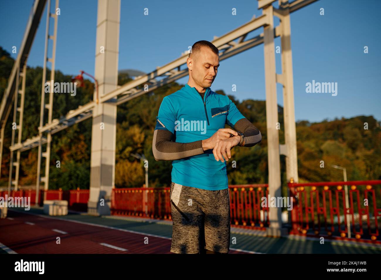 Mann Läufer Blick auf Sport Smartwatch vor dem Training beginnen Stockfoto