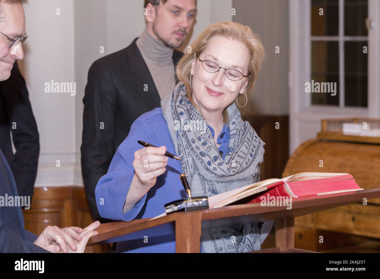 Jurypräsidentin der Internationalen Filmfestspiele Berlin 66. und Schauspielerin Meryl Streep signiert das Gästebuch am 17. Februar 2016 im Berliner Rathaus. (Foto von Emmanuele Contini/NurPhoto) *** Bitte benutzen Sie die Gutschrift aus dem Kreditfeld *** Stockfoto