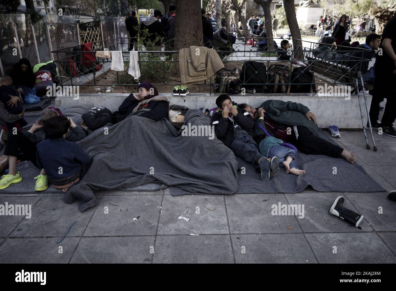Afghanische Flüchtlinge auf dem Victoria-Platz nach ihrer Ankunft im Hafen von Piräus sowie rund 4000 weitere Flüchtlinge und Migranten. Athen, Den 22. Februar 2016. (Foto von Kostis Ntantamis/NurPhoto) *** Bitte nutzen Sie die Gutschrift aus dem Kreditfeld *** Stockfoto