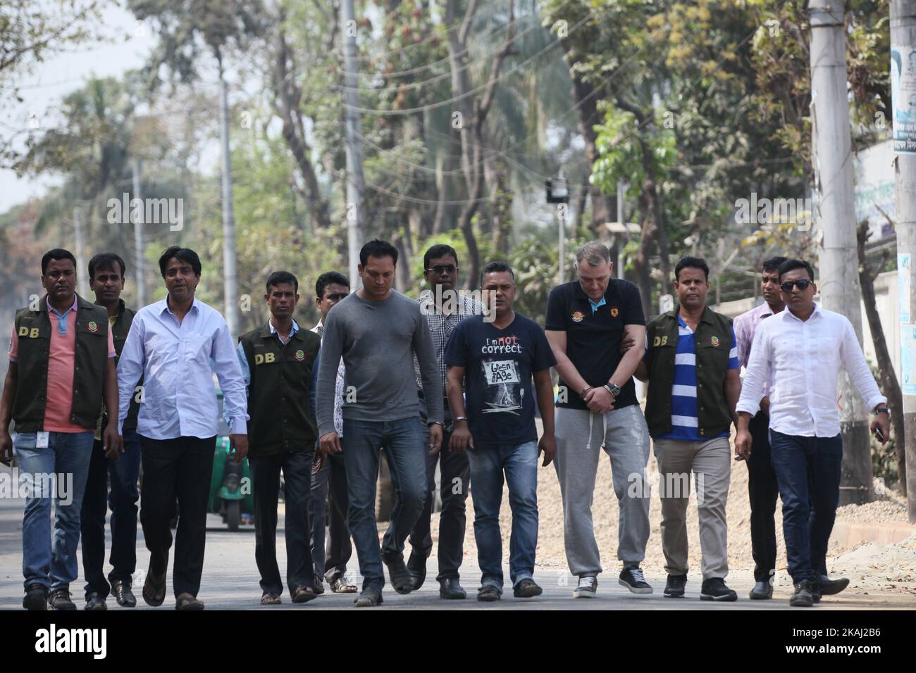 Am 22. Februar 2016 wurde ein Ausländer zusammen mit drei Bangladeschis im Zusammenhang mit jüngsten Fällen von Geldautomaten-Betrug in Dhaka, Bangladesch, verhaftet. Die Polizei teilte in einer Erklärung mit, dass der Ausländer, der als Piotr Szcdepan Mazurek identifiziert wurde, in der Ukraine geboren wurde und mit einem polnischen Pass nach Bangladesch einreisen musste. Die Polizei sagte, der Pass, den er besaß, war â €˜fakeâ €™. Auf dem Ausländer wurde ein deutscher Personalausweis gefunden, dessen Echtheit von Gesetzeshütern bezweifelt wird. In einer Beschwerde, die am 14. Februar bei der Polizei eingereicht wurde, sagte die United Commercial Bank (UCB), dass CCTV-Kameraaufnahmen einen Forei enthüllt hätten Stockfoto