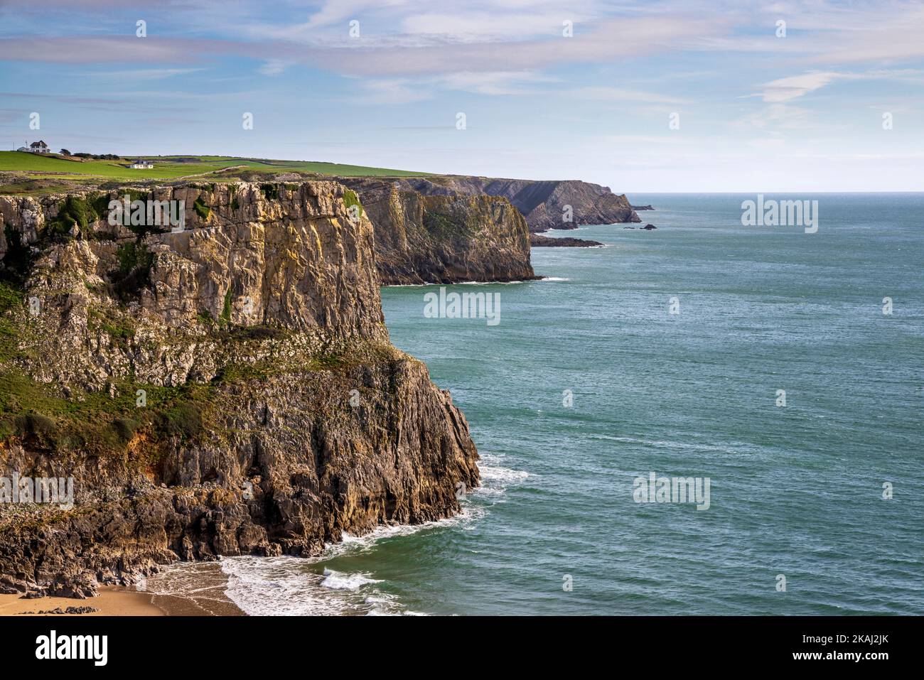 Kalksteinfelsen in Fall Bay vom Wales Coast Path, Gower Peninsula, Wales Stockfoto