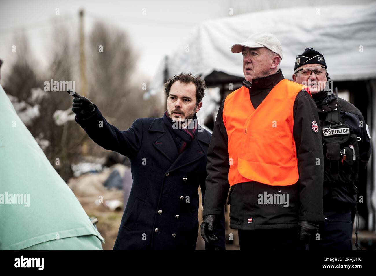 Etienne DESPLANQUES, Stabschef der Präfektur PAS DE CALAIS, erteilt der Polizei am 1. März 2016 in n Calais, Frankreich, Anweisungen. Die Behörden kehren aus weiteren Teilen des Flüchtlingslagers „Dschungel“ in Calais zurück, um Flüchtlingsunterkünfte zu räumen und versuchen, Menschen in Transportcontainer auf einem anderen Teil des Geländes zu bringen. Französische Abbruchteams begannen gestern mit dem Abbau von Hütten. Es wird erwartet, dass sich der Widerstand fortsetzt und die Polizei über Nacht Tränengas auf Migranten abfeuerte, die Steine warfen. Ein Gerichtsurteil am Donnerstag billigte einen Plan der französischen Regierung, einen Teil des Geländes zu räumen. Die Behörden sagen, dass es etwa 1.000 sind Stockfoto