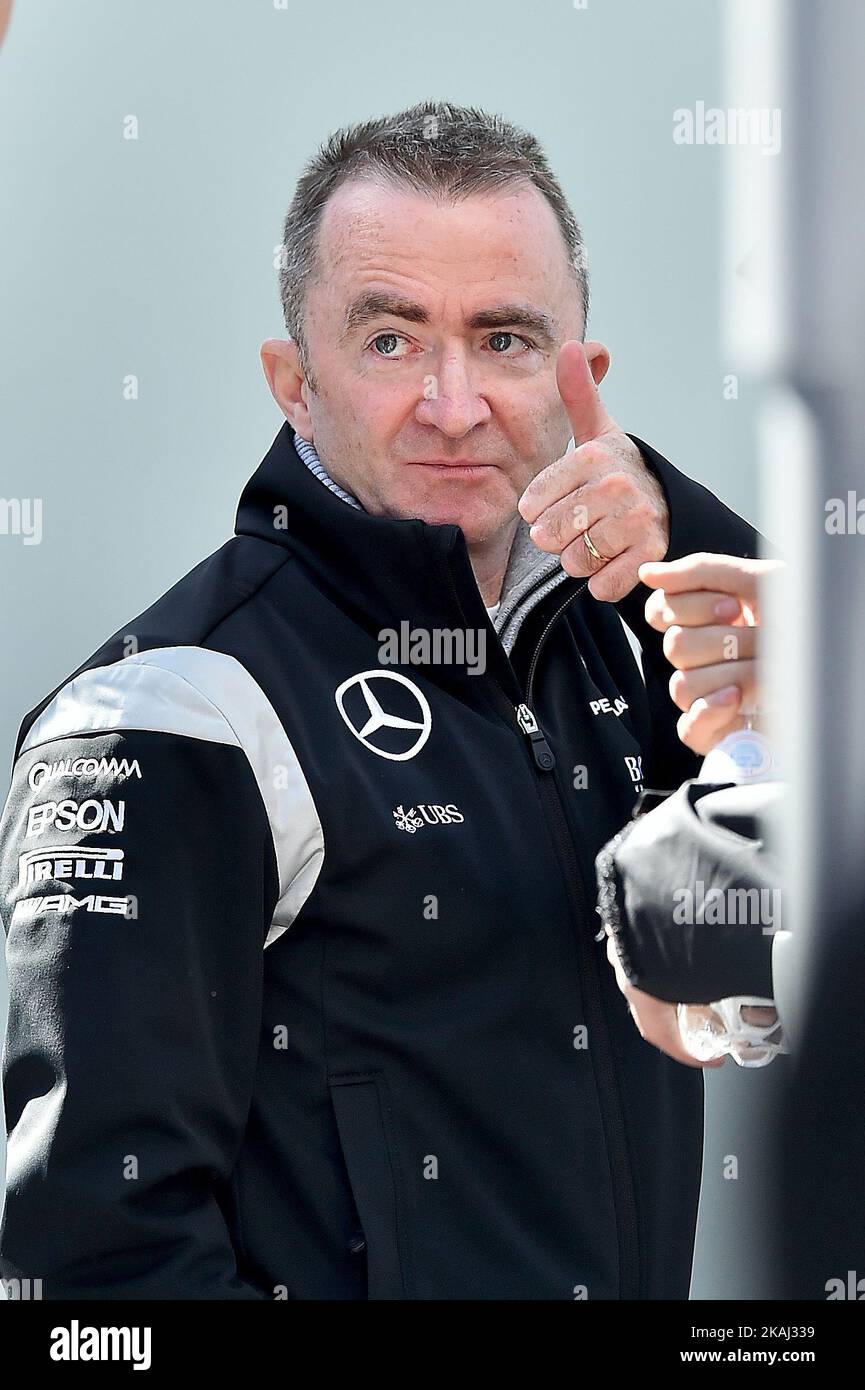 Paddy Lowe, technischer Geschäftsführer des Formel-1-Teams von Merces AMG Petronas, begrüßte sein Team matt während der 3. Tage der Formel-1-Tests in Barcelona, 3.. März 2016. (Foto von Joan Cros/NurPhoto) *** Bitte nutzen Sie die Gutschrift aus dem Kreditfeld *** Stockfoto