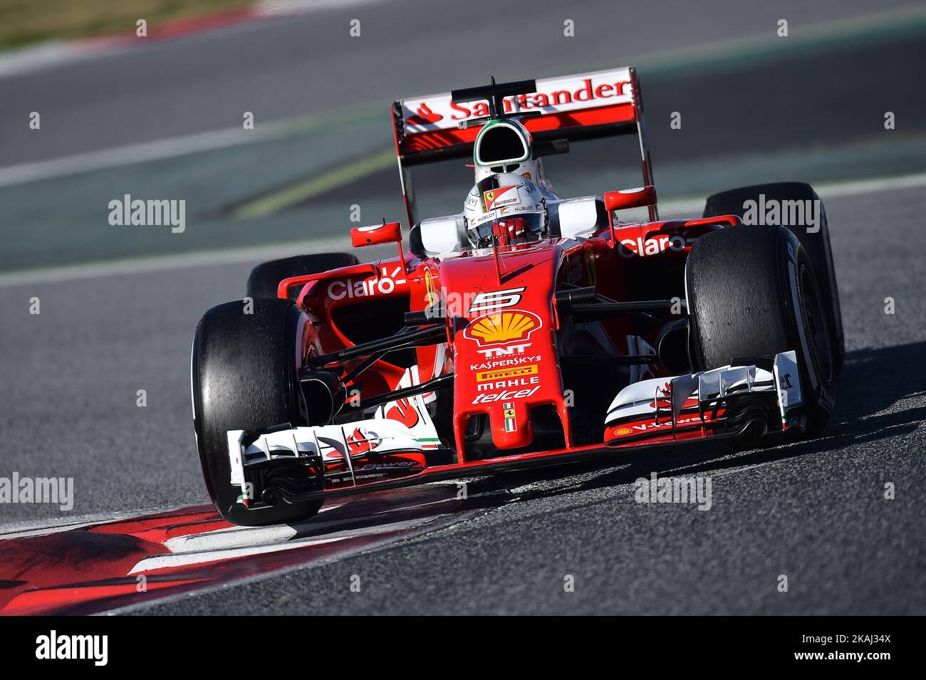 Der deutsche Formel-1-Fahrer Sebastian Vettel von der Scuderia Ferrari fährt am letzten Tag der Formel-1-Testtage in Barcelona, 4.. März 2016, mit seinem Auto. (Foto von Joan Cros/NurPhoto) *** Bitte nutzen Sie die Gutschrift aus dem Kreditfeld *** Stockfoto