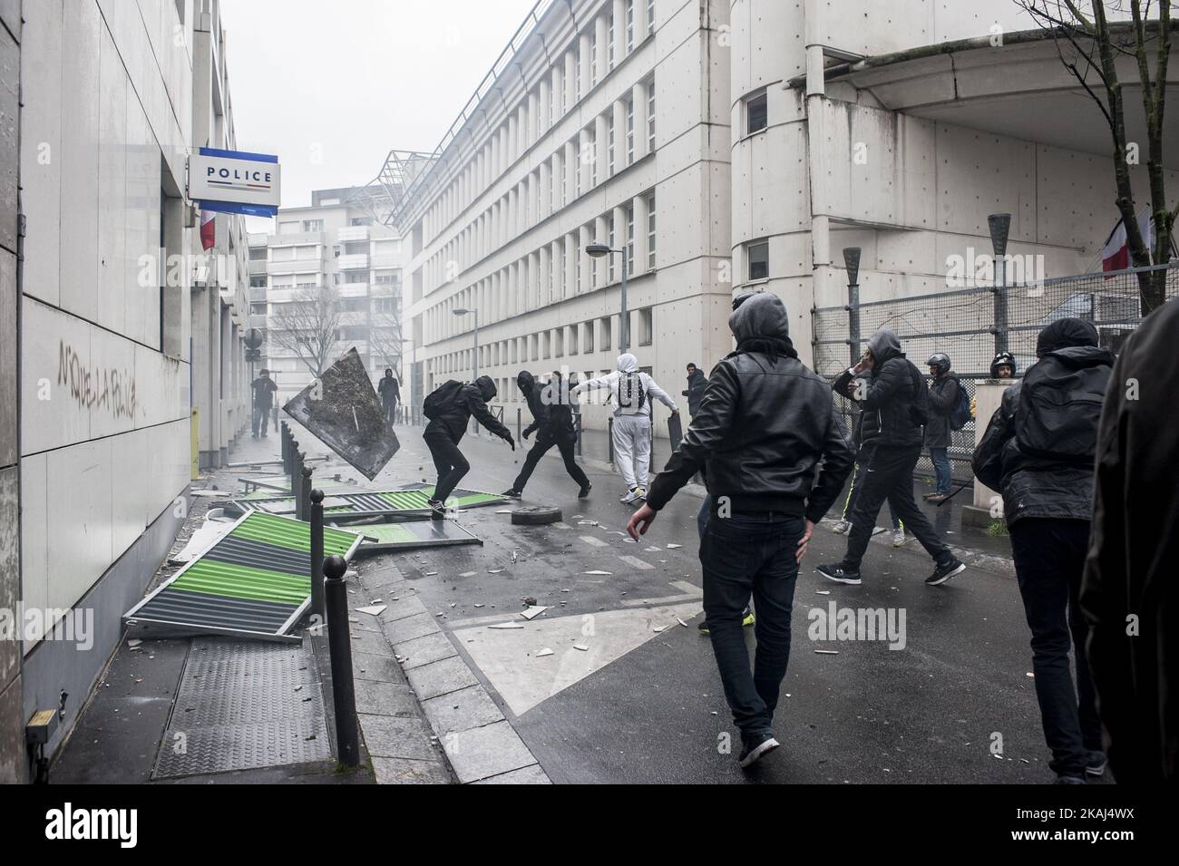 Studenten protestieren am 25. März 2016 vor Polizeistationen in Paris, Frankreich, Nach dem Polizeistreich eines Gymnasiasten der Hochschule Henri Bergson, der am 24. März 2016 während eines Studentenprotesten in Paris stattfand. Zehntausende Studenten, die gegen Arbeitsreformen protestierten, gingen am Donnerstag in ganz Frankreich auf die Straße, fackelten Autos in Paris und kollidierten mit der Bereitschaftspolizei, die mit Tränengas reagierte und mehr als 30 Festnahmen durchführte. Stockfoto
