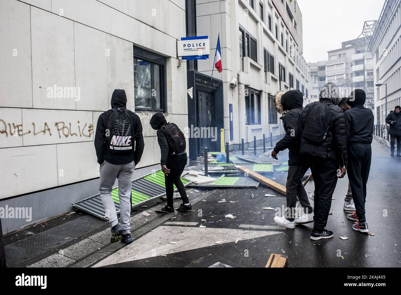 Studenten protestieren am 25. März 2016 vor Polizeistationen in Paris, Frankreich, Nach dem Polizeistreich eines Gymnasiasten der Hochschule Henri Bergson, der am 24. März 2016 während eines Studentenprotesten in Paris stattfand. Zehntausende Studenten, die gegen Arbeitsreformen protestierten, gingen am Donnerstag in ganz Frankreich auf die Straße, fackelten Autos in Paris und kollidierten mit der Bereitschaftspolizei, die mit Tränengas reagierte und mehr als 30 Festnahmen durchführte. Stockfoto