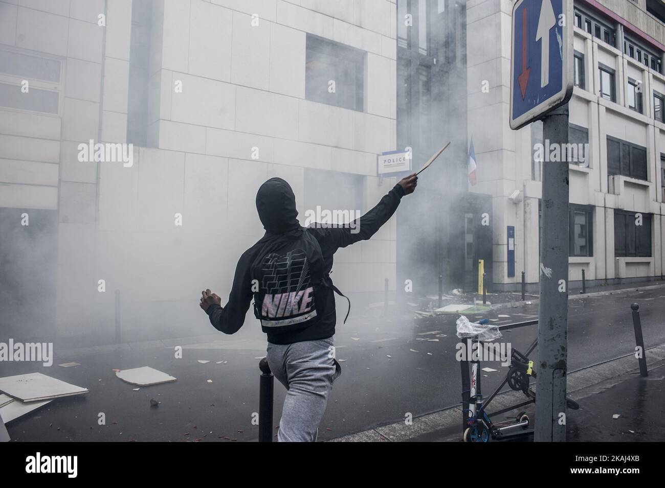 Studenten protestieren am 25. März 2016 vor Polizeistationen in Paris, Frankreich, Nach dem Polizeistreich eines Gymnasiasten der Hochschule Henri Bergson, der am 24. März 2016 während eines Studentenprotesten in Paris stattfand. Zehntausende Studenten, die gegen Arbeitsreformen protestierten, gingen am Donnerstag in ganz Frankreich auf die Straße, fackelten Autos in Paris und kollidierten mit der Bereitschaftspolizei, die mit Tränengas reagierte und mehr als 30 Festnahmen durchführte. Stockfoto