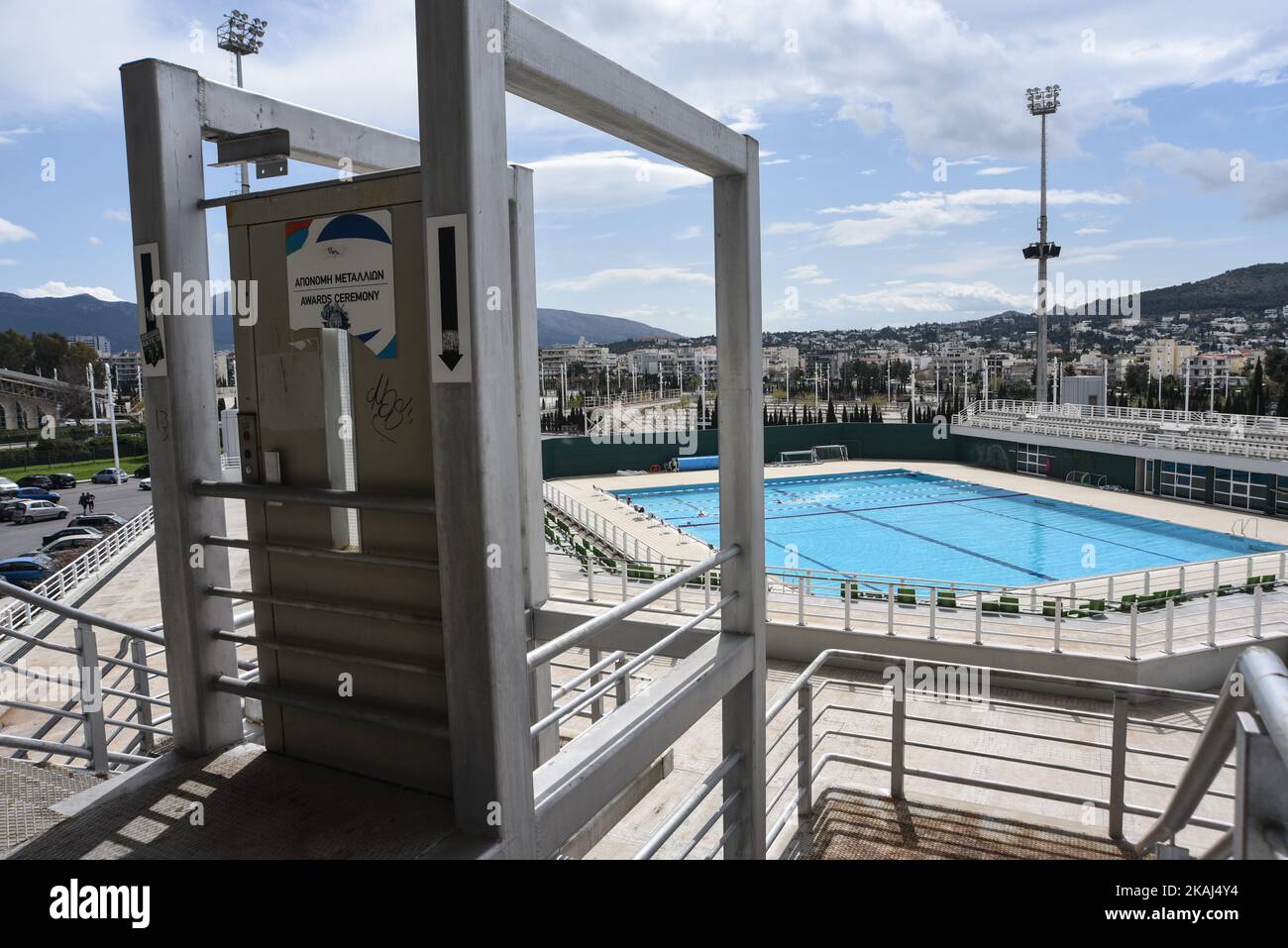 Offenes Swimm-Stadion der Olympischen Spiele. Einrichtungen der Olympischen Spiele von Athen 2004 zwölf Jahre nach den Spielen. Am 25. März 2016 in Athen. (Foto von Wassilios Aswestopoulos/NurPhoto) *** Bitte nutzen Sie die Gutschrift aus dem Kreditfeld *** Stockfoto