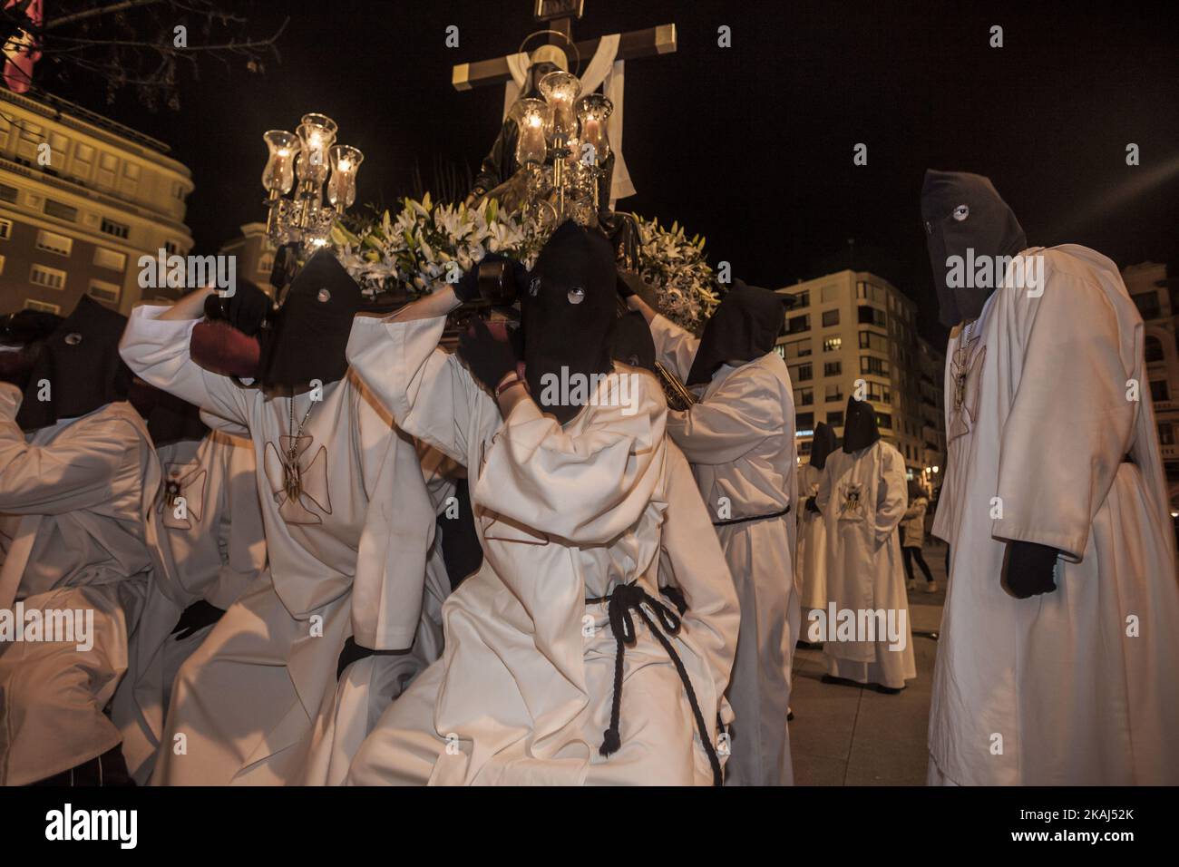 Büßer mit Kapuze und einer großen Figur der Heiligen Marie während der Karwoche-Prozession in Santander, Spanien, am 26. März 2016. (Foto von Celestino Arce/NurPhoto) *** Bitte benutzen Sie die Gutschrift aus dem Kreditfeld *** Stockfoto