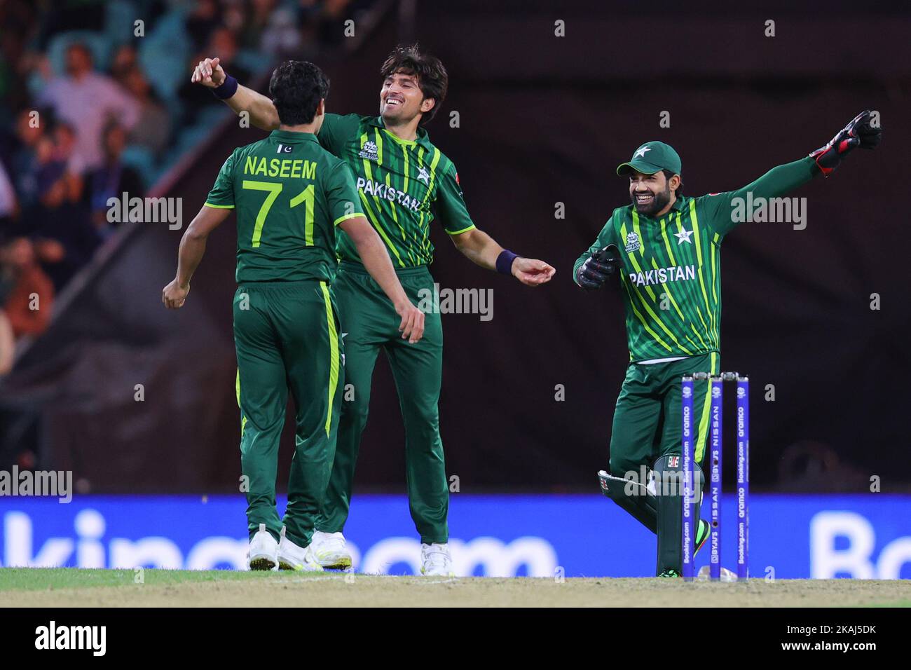 Sydney, Australien. 03.. November 2022. Mohammad Wasim aus Pakistan feiert das Wicket von Wayne Parnell aus Südafrika während des ICC Mens T20 World Cup 2022-Spiels zwischen Pakistan und Südafrika am Sydney Cricket Ground, Sydney, Australien, am 3. November 2022. Foto von Peter Dovgan. Nur zur redaktionellen Verwendung, Lizenz für kommerzielle Nutzung erforderlich. Keine Verwendung bei Wetten, Spielen oder Veröffentlichungen einzelner Clubs/Vereine/Spieler. Kredit: UK Sports Pics Ltd/Alamy Live Nachrichten Stockfoto