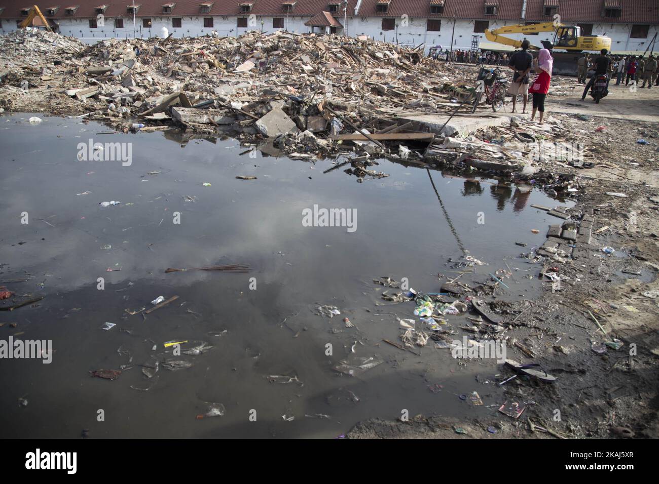 Die Regierung von Jakarta begann am 11. April 2016 in Nord-Jakarta mit dem Abriss des Dorfes Luar Batang im Rahmen der Revitalisierung des flusses ciliwung. Die Regierung von Jakarta plant den Bau eines modernen platzes am Abrissplatz und ist auf den Verkauf von frischem Fisch spezialisiert. (Foto von Donal Husni/NurPhoto) *** Bitte nutzen Sie die Gutschrift aus dem Kreditfeld *** Stockfoto