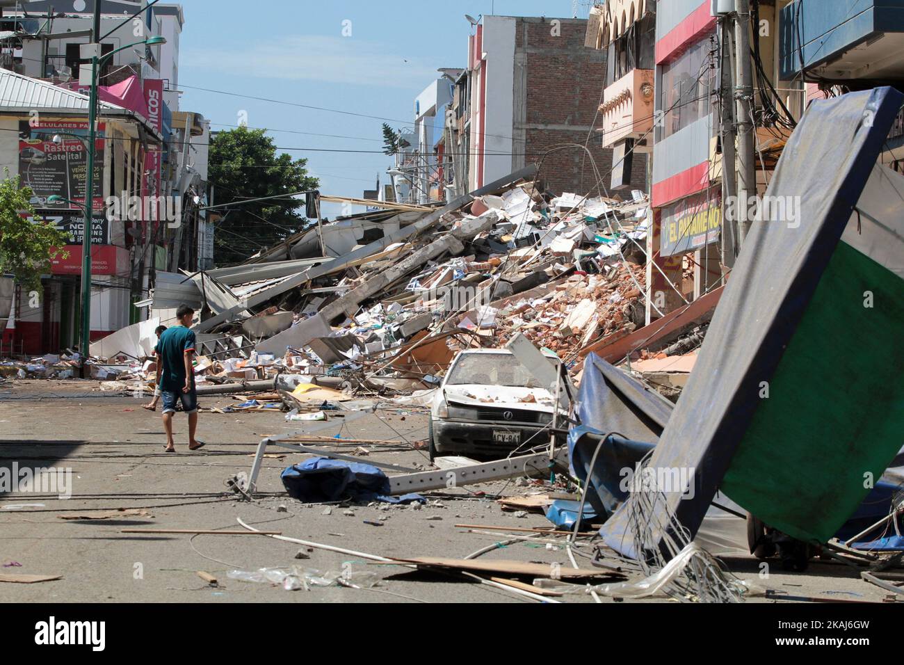 ECUADOR, Portoviejo: Häuser, die vom Erdbeben von 7,8 Grad auf der richterskala betroffen sind, in Manta, Sonntag, 17. April 2016(Foto: Jean Faget / ACGPHOTO/NurPhoto). Jorge Glas, der Vizepräsident Ecuadors, besuchte die betroffenen Gebiete in Portoviejo und hielt eine Pressekonferenz, in der er berichtete, dass ein Tsunami verworfen wurde. (Foto von Jean Faget / ACGPHOTO/NurPhoto). *** Bitte verwenden Sie Credit from Credit Field *** Stockfoto