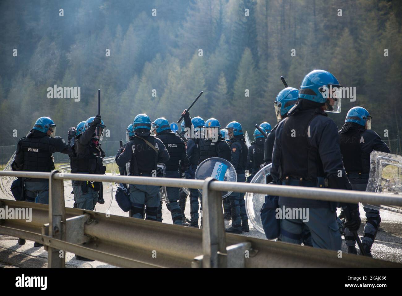 "No Border"-Aktivisten stoßen am 7. Mai 2016 auf Demonstrationen gegen Österreichs mögliche Entscheidung, die Grenze zu Italien zu schließen, mit der italienischen Polizei am Brenner-Bahnhof zusammen. Wien droht, die Kontrollen am Brenner zwischen den beiden Ländern als Teil eines Pakets von Maßnahmen gegen Migranten wieder aufzunehmen, wenn Italien nicht mehr tut, um die Zahl der Neuankömmlinge nach Österreich zu reduzieren. (Foto von David Speier/NurPhoto) *** Bitte nutzen Sie die Gutschrift aus dem Kreditfeld *** Stockfoto