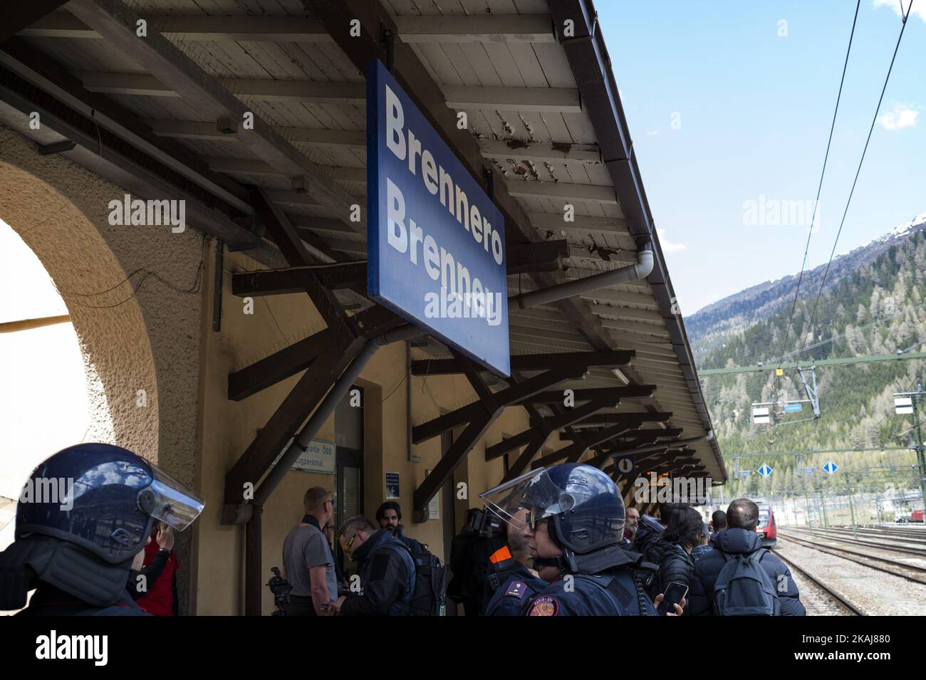 Am Brennerpass an mehrere hundert Schwarzblockanarchisten, die aus Italien und ganz Europa kommen, insbesondere aus Griechenland, Deutschland und Österreich. 7. Mai 2016 (Foto von Fabrizio Di Nucci/NurPhoto) *** Bitte verwenden Sie die Gutschrift aus dem Kreditfeld *** Stockfoto