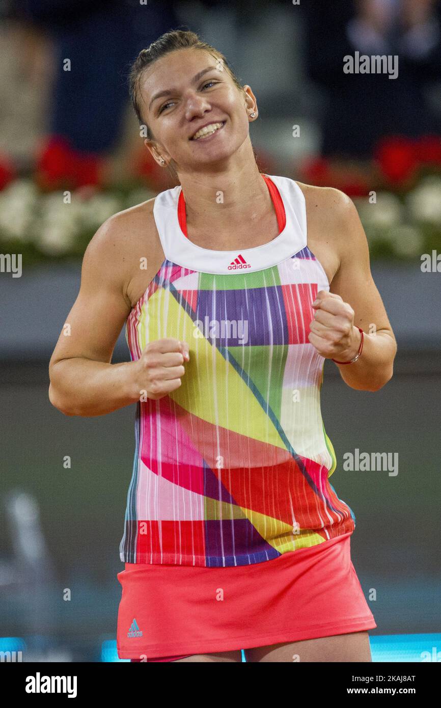 Simona Halep aus Rumänien feiert nach dem Sieg gegen Dominika Cibulkova aus der Slowakei beim mutua madrid Open Tennis Turnier in Madrid, Spanien, 7.. Mai 2016. Halep gewann 6-4 und 6-2 (Foto von Rodrigo Garcia/NurPhoto) *** Bitte benutzen Sie die Gutschrift aus dem Kreditfeld *** Stockfoto