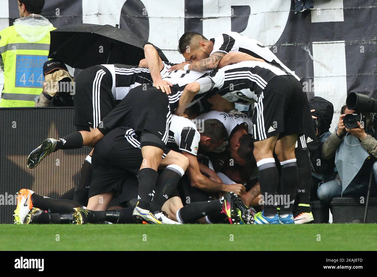 Juventus-Verteidiger Patrice Evra (33) feiert mit seinen Teamkollegen nach seinem Tor während des Fußballspiels der Serie A n.38 JUVENTUS - SAMPDORIA am 14/05/16 im Juventus-Stadion in Turin, Italien. (Foto von Matteo Bottanelli/NurPhoto) *** Bitte benutzen Sie die Gutschrift aus dem Kreditfeld *** Stockfoto