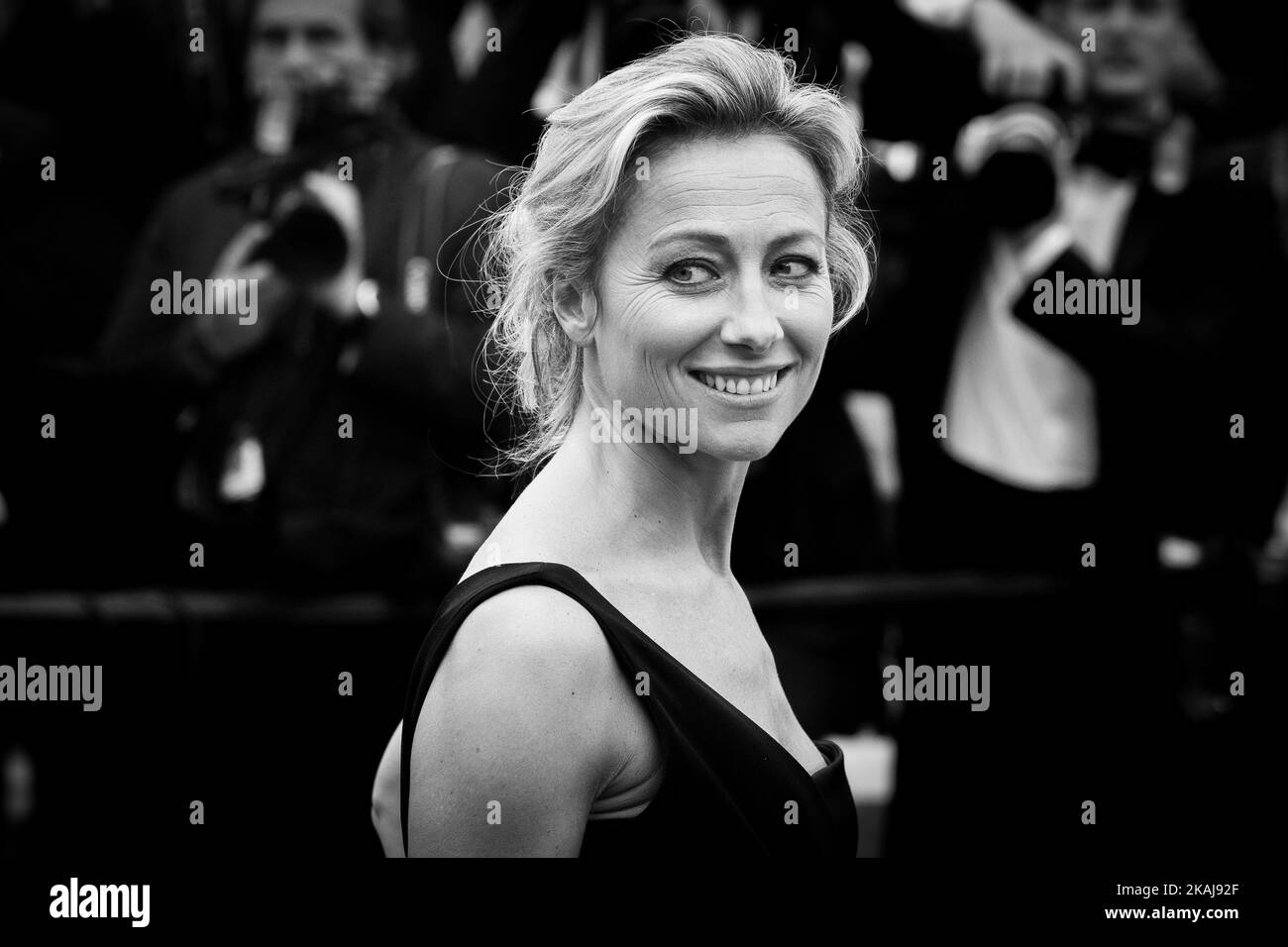 Anne-Sophie Lapix nimmt an der Premiere von „Slack Bay (Ma Loute)“ während der jährlichen Filmfestspiele von Cannes 69. im Palais des Festivals am 13. Mai 2016 in Cannes, Frankreich, Teil. (Foto von Elyxandro Cegarra/NurPhoto) *** Bitte nutzen Sie die Gutschrift aus dem Kreditfeld *** Stockfoto