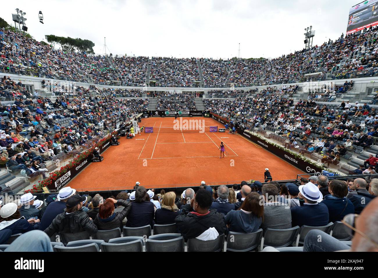 DIE US Serena Williams gibt den Ball während des Finalmatches des WTA Tennis Open Turniers gegen die US Madison Keys im Foro Italico in Rom am 15. Mai 2016 zurück. Serena Williams gewinnt Internazionali BNL d'Italia 2016. (Foto von Silvia Lore/NurPhoto) *** Bitte nutzen Sie die Gutschrift aus dem Kreditfeld *** Stockfoto