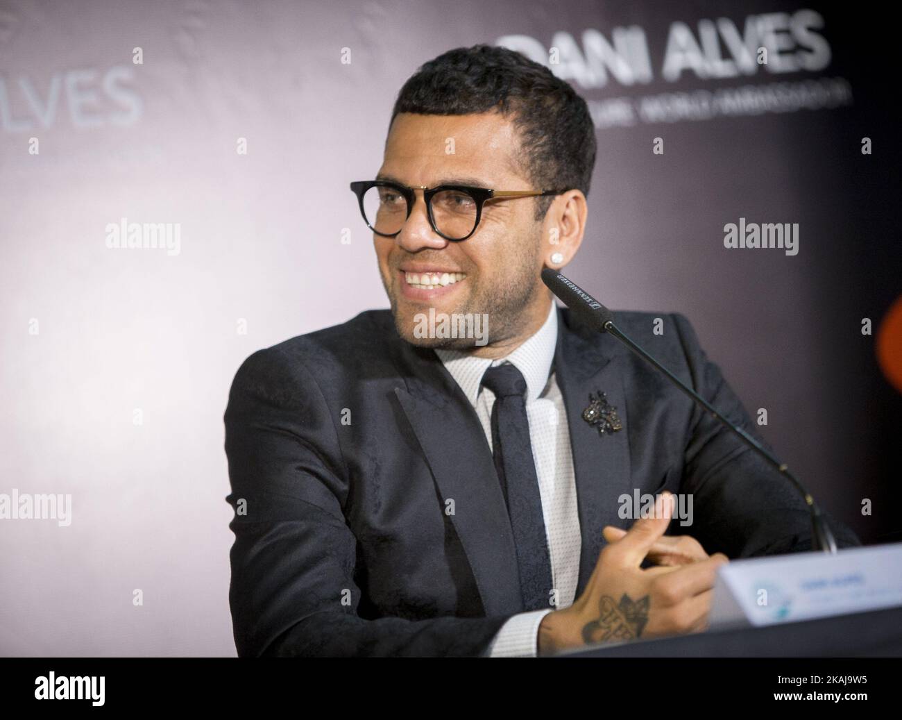 Dani Alves von FC Barcelona duzierte seine Pressekonferenz als neuer Botschafter gegen Hepatitis C für das ägyptische Pharmaunternehmen Pharco am 24. Mai 2016 im Camp Nou Stadion in Barcelona, Spanien (Foto von Miquel Llop/NurPhoto) *** Bitte benutzen Sie die Gutschrift aus dem Credit Field *** Stockfoto