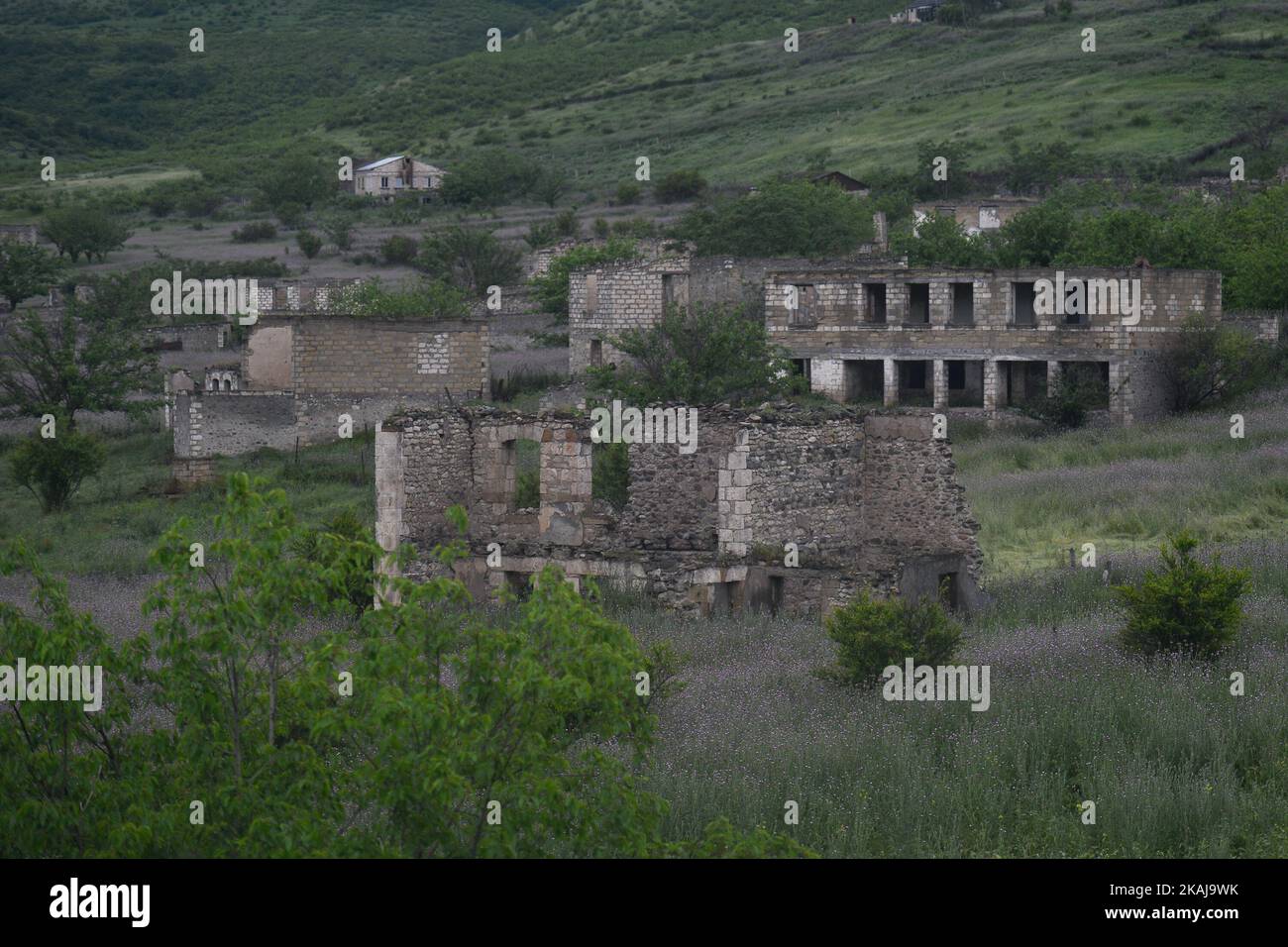 Eine allgemeine Ansicht des zerstörten Talish-Dorfes in der Nähe der Karabkh-aserbaidschanischen Kontaktlinie. Viele historische armenische und frühchristliche Denkmäler wurden im Dorf während des Krieges 1994 und des "vier-Tage-Krieges" vom 2016. April zerstört, als die aserbaidschanische Armee am 2.. April 2016 die Kontrolle über das Dorf übernahm. Die Zivilisten aus dem Dorf litten schwer unter den barbarischen und wilden Angriffen der aserbaidschanischen Soldaten, bevor das Dorf von armenischen Truppen zurückerobert wurde. Ein älteres armenisches Paar wurde in ihrem Haus mit verstümmelten Körpern angeschossen gefunden. Am Freitag, Den 20. Mai 2016, Talish, Nagorno-Karab Stockfoto