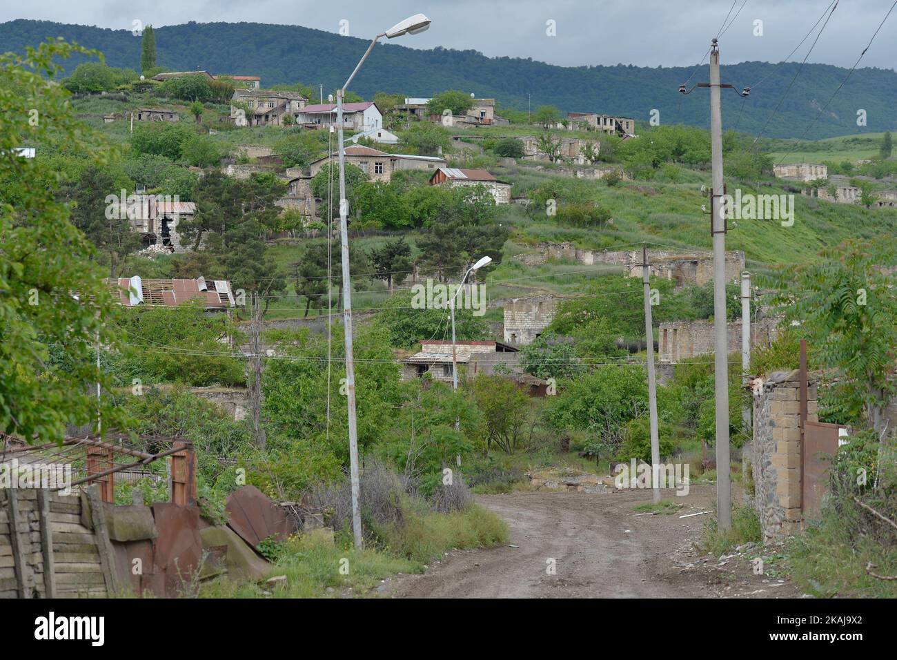 Eine allgemeine Ansicht eines zerstörten Talish-Dorfes in der Nähe der Karabkh-aserbaidschanischen Kontaktlinie. Viele historische armenische und frühchristliche Denkmäler wurden im Dorf während des Krieges 1994 und des "vier-Tage-Krieges" vom 2016. April zerstört, als die aserbaidschanische Armee am 2.. April 2016 die Kontrolle über das Dorf übernahm. Die Zivilisten aus dem Dorf litten schwer unter den barbarischen und wilden Angriffen der aserbaidschanischen Soldaten, bevor das Dorf von armenischen Truppen zurückerobert wurde. Ein älteres armenisches Paar wurde in ihrem Haus mit verstümmelten Körpern angeschossen gefunden. Am Freitag, Den 20. Mai 2016, Talish, Nagorno-Kar Stockfoto