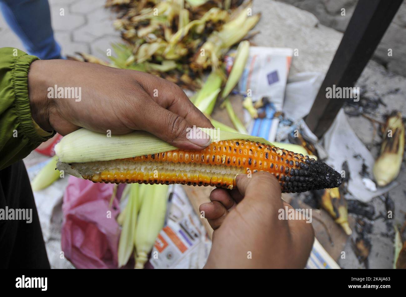 Der Verbraucher genießt am 1. Juni 2016 in Kathmandu gerösteten Mais, den Pashupati Khatri, 45 Jahre alt, gebacken hat. Er verwendete Rohmais bei NRS kaufen. 15 (0,15 US-Dollar) pro Stück und verkaufte es dann nach dem Rösten zu 25 (0,25 US-Dollar) pro Stück, und er pflegte NRS zu verdienen. 500 (5,00 US-Dollar) pro Tag. (Foto von Narayan Maharjan/NurPhoto) *** Bitte nutzen Sie die Gutschrift aus dem Kreditfeld *** Stockfoto