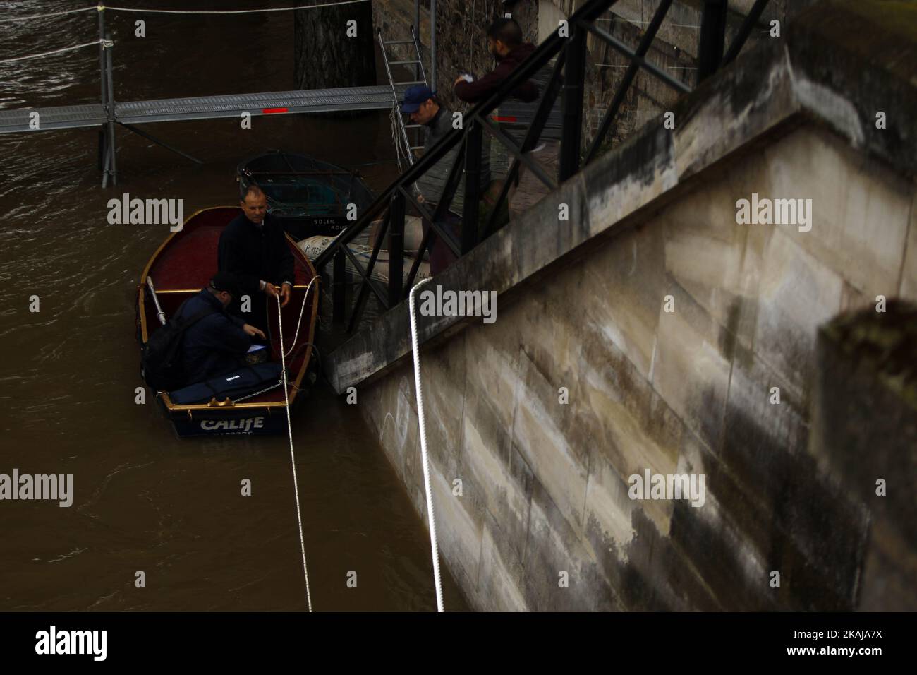 Ein Mann auf seinem kleinen Boot hilft Menschen unter der Pariser Brücke, in Paris, Frankreich, am 3. Juni 2016. Das Wasser steigt in der Nähe des Eiffelturms an, während die Böschungen des Flusses seine nach vier Tagen starken Regens am 3. Juni 2016 in Paris, Frankreich, überlaufen. Nordfrankreich erlebt derzeit Regenwetter und verursacht Überschwemmungen in Teilen Frankreichs, insbesondere in Paris, wo die French Open Verzögerungen bei den Spielen hatten. (Foto von Mehdi Taamallah/NurPhoto) *** Bitte benutzen Sie die Gutschrift aus dem Kreditfeld *** Stockfoto