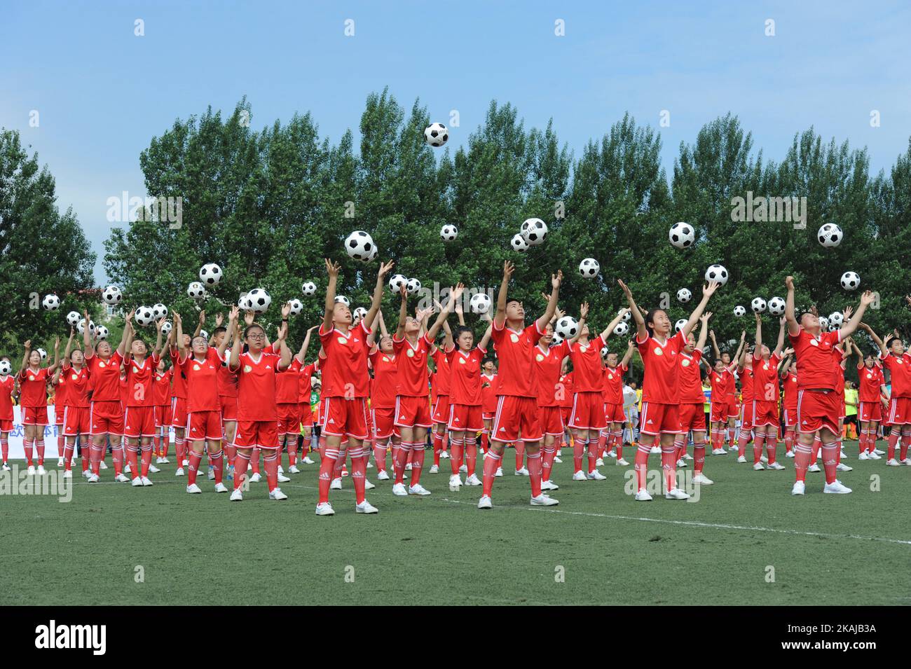 Am 14. Juni 2016 führen Schüler in der Schule 73. in Harbin, der Hauptstadt der nordöstlichen Provinz Heilongjiang, Fußballtanz durch.China hat sich ein ehrgeiziges Ziel gesetzt, bis 2050 der Fußballelite der Welt beizutreten.Laut einem vom chinesischen Fußballverband im April veröffentlichten Fußballentwicklungsplan hat sich China 50 Millionen Spieler werden an dem Spiel teilnehmen, und bis 2020 werden 70.000 Fußballplätze im ganzen Land in Betrieb genommen. (Foto von Tao Zhang/NurPhoto) *** Bitte nutzen Sie die Gutschrift aus dem Kreditfeld *** Stockfoto