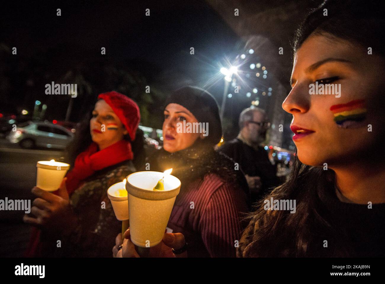 Als Reaktion auf die Massenschießerei in einem Schwulenclub in Orlando, Florida, nehmen am 15. Juni 2016 Menschen an einer Mahnwache vor dem MASP in Sao Paulo, Brasilien, Teil. Fünfzig Menschen starben, als ein von der Gruppe des Islamischen Staates inspirierter Schütze in einem Schwulenclub in Florida das Feuer eröffnete, bei dem schlimmsten Terroranschlag auf US-Boden seit dem 11. September 2001. (Foto von Cris FAGA/NurPhoto) *** Bitte nutzen Sie die Gutschrift aus dem Kreditfeld *** Stockfoto