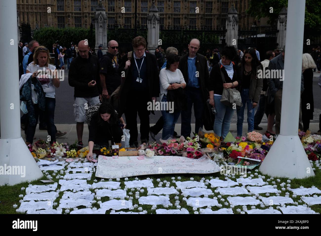 Die Menschen verlassen Floral Tributes, als sie an einer Mahnwache zum Gedenken an den Labour-Abgeordneten Jo Cox vor dem Westminster Palace am 17. Juni 2016 in London, England, teilnehmen. Die Labour-Abgeordnete für Batley und Spen wollte gestern in der Birstall-Bibliothek ihre wöchentliche Wahlkreisoperation abhalten, als sie am 16. Juni auf der Straße angeschossen und erstochen wurde. Ein 52-jähriger Mann wird wegen des Todes in Polizeigewahrsam gehalten. (Foto von Jay Shaw Baker/NurPhoto) *** Bitte nutzen Sie die Gutschrift aus dem Kreditfeld *** Stockfoto