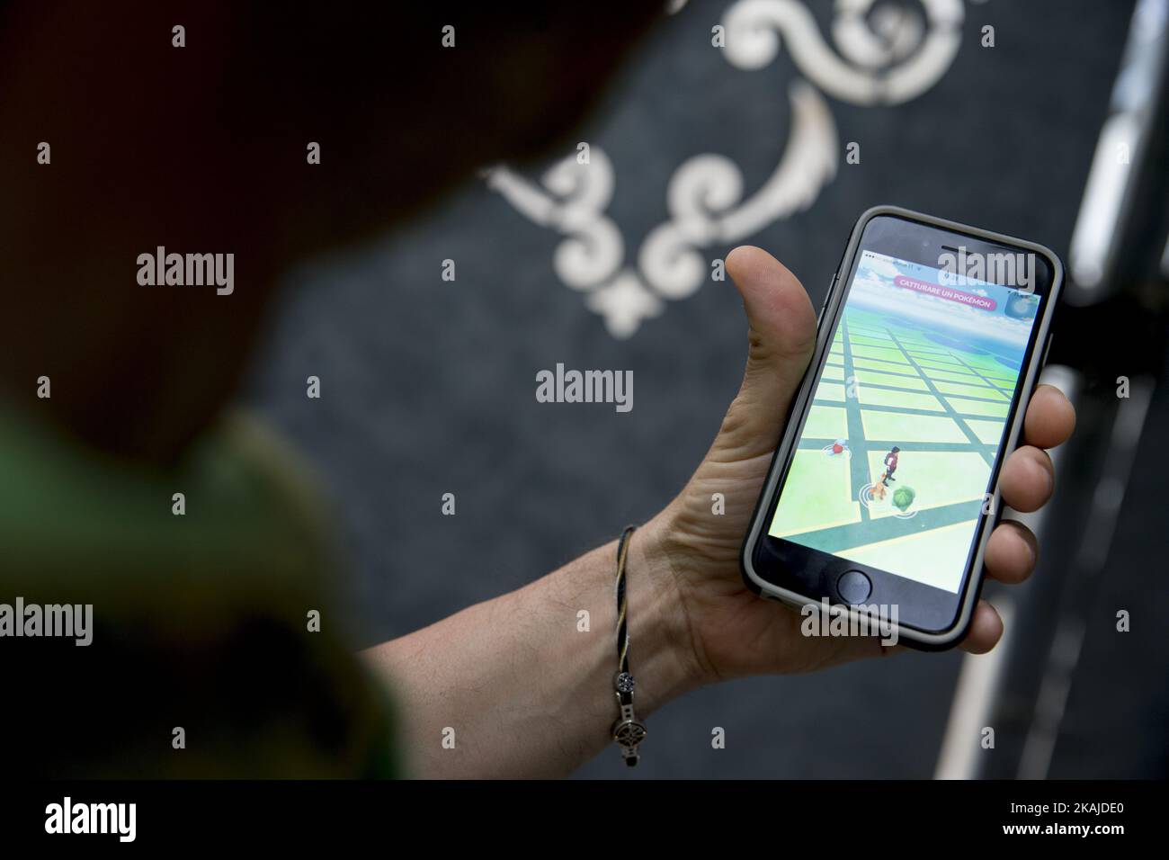 Ein Mann posiert für ein Foto mit Pokemenon Go Spiel auf seinem Handy in Brindisi, Italien am 15. Juli 2016. Pokemon Go, ein mobiles Spiel, das zu einem globalen Phänomen geworden ist, wurde in Großbritannien veröffentlicht. Die App ermöglicht es Spielern, mithilfe der GPS-Standortdaten ihres Telefons eine Karte zu durchstreifen und Pokemon zu erwischen, um zu trainieren und zu kämpfen. (Foto von STR/NurPhoto) *** Bitte nutzen Sie die Gutschrift aus dem Kreditfeld *** Stockfoto