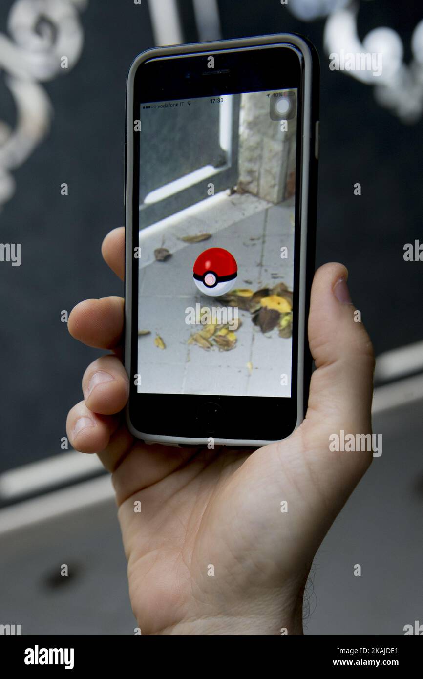 Ein Mann posiert für ein Foto mit Pokemenon Go Spiel auf seinem Handy in Brindisi, Italien am 15. Juli 2016. Pokemon Go, ein mobiles Spiel, das zu einem globalen Phänomen geworden ist, wurde in Großbritannien veröffentlicht. Die App ermöglicht es Spielern, mithilfe der GPS-Standortdaten ihres Telefons eine Karte zu durchstreifen und Pokemon zu erwischen, um zu trainieren und zu kämpfen. (Foto von STR/NurPhoto) *** Bitte nutzen Sie die Gutschrift aus dem Kreditfeld *** Stockfoto