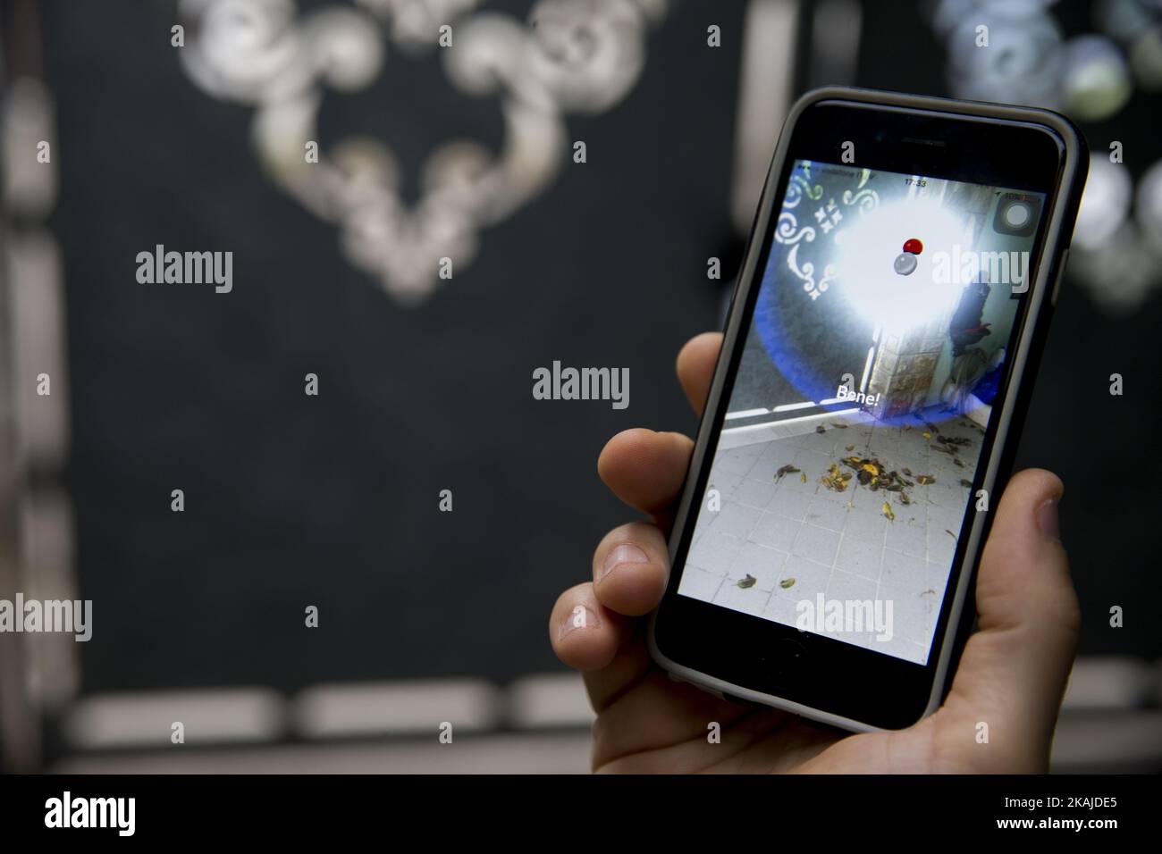 Ein Mann posiert für ein Foto mit Pokemenon Go Spiel auf seinem Handy in Brindisi, Italien am 15. Juli 2016. Pokemon Go, ein mobiles Spiel, das zu einem globalen Phänomen geworden ist, wurde in Großbritannien veröffentlicht. Die App ermöglicht es Spielern, mithilfe der GPS-Standortdaten ihres Telefons eine Karte zu durchstreifen und Pokemon zu erwischen, um zu trainieren und zu kämpfen. (Foto von STR/NurPhoto) *** Bitte nutzen Sie die Gutschrift aus dem Kreditfeld *** Stockfoto