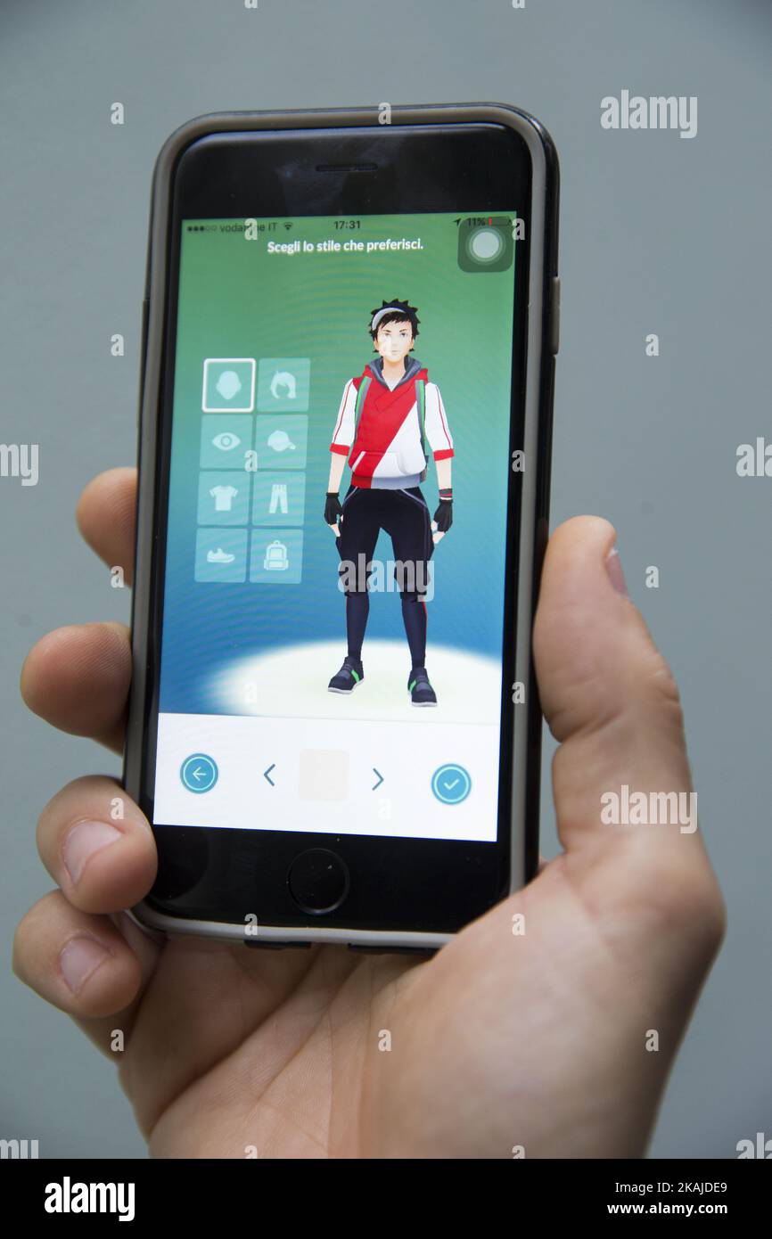Ein Mann posiert für ein Foto mit Pokemenon Go Spiel auf seinem Handy in Brindisi, Italien am 15. Juli 2016. Pokemon Go, ein mobiles Spiel, das zu einem globalen Phänomen geworden ist, wurde in Großbritannien veröffentlicht. Die App ermöglicht es Spielern, mithilfe der GPS-Standortdaten ihres Telefons eine Karte zu durchstreifen und Pokemon zu erwischen, um zu trainieren und zu kämpfen. (Foto von STR/NurPhoto) *** Bitte nutzen Sie die Gutschrift aus dem Kreditfeld *** Stockfoto
